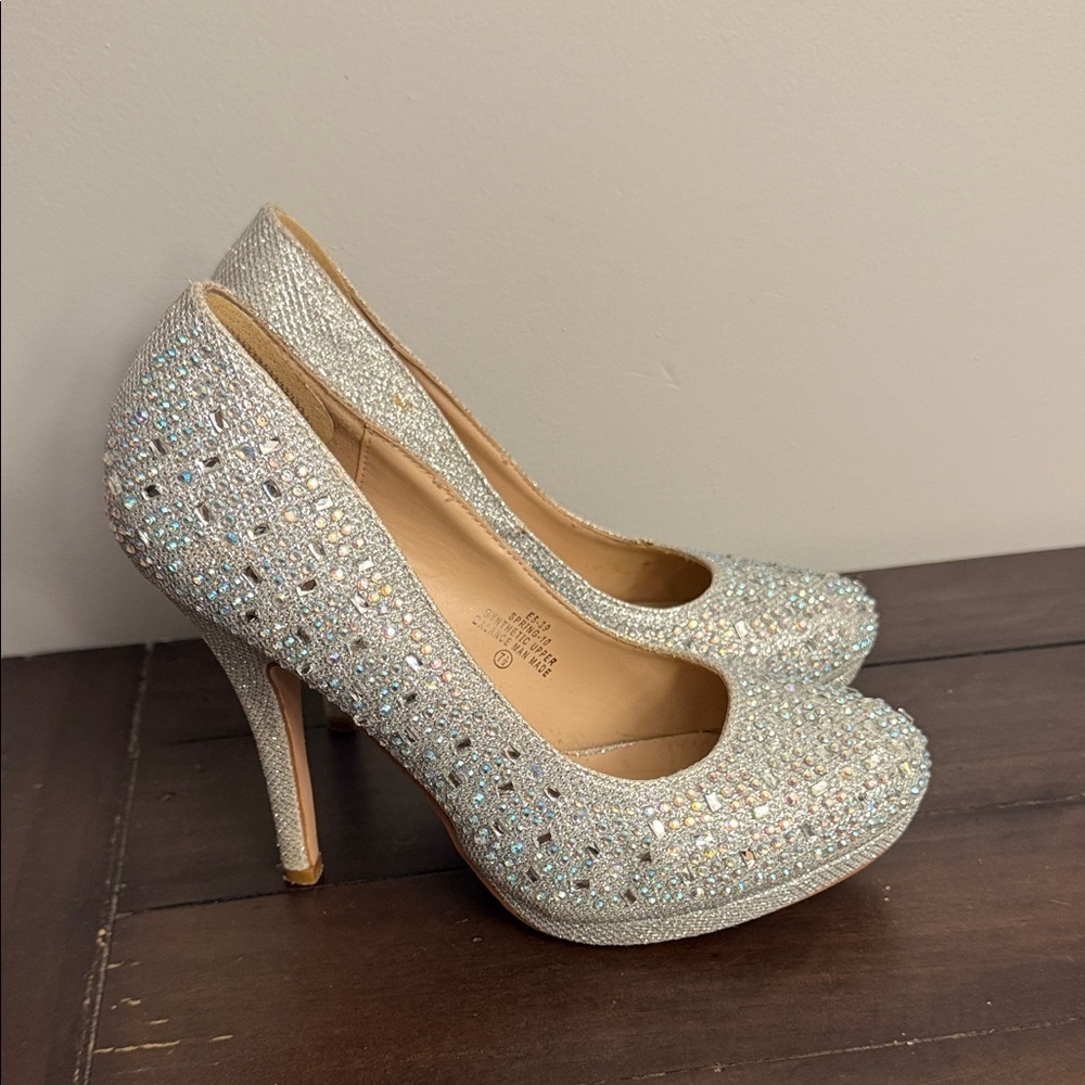 D’Blossom Collection silver rhinestone platform high heels, size 7.5.